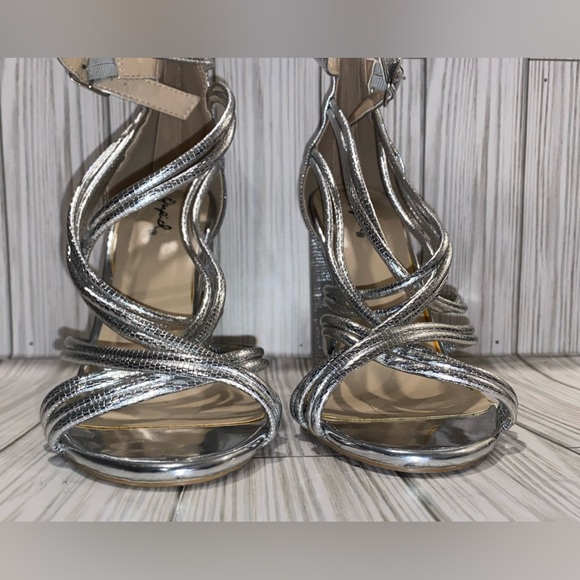 QUIPD “Lyra” Metallic Heel Size 8.5 - Picture 4 of 8